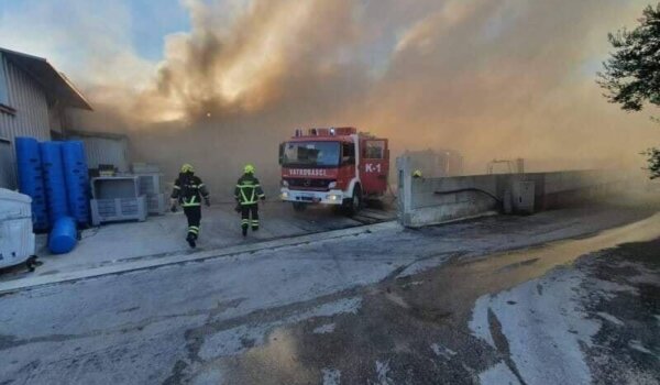 Izgorjela tvornica za preradu ribe "Nadalina" u Kaštel Starom