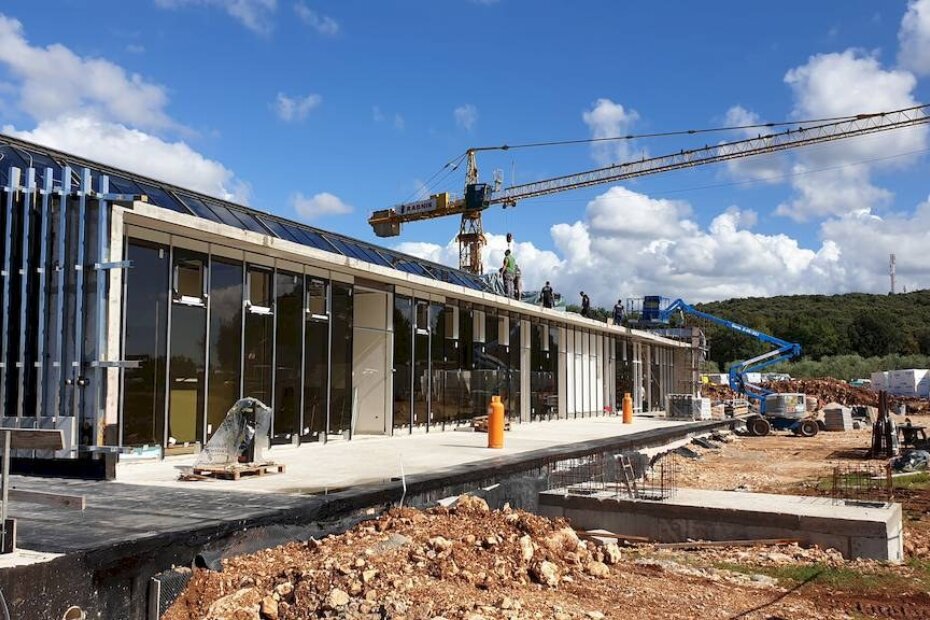 U narednom razdoblju, uz uređenje okoliša dvorane, planirana je izgradnja dodatnih, vanjskih sportskih terena i pratećeg sadržaja