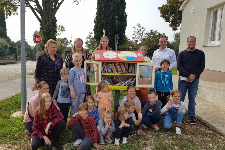 Novopostavljena kućica za knjige.