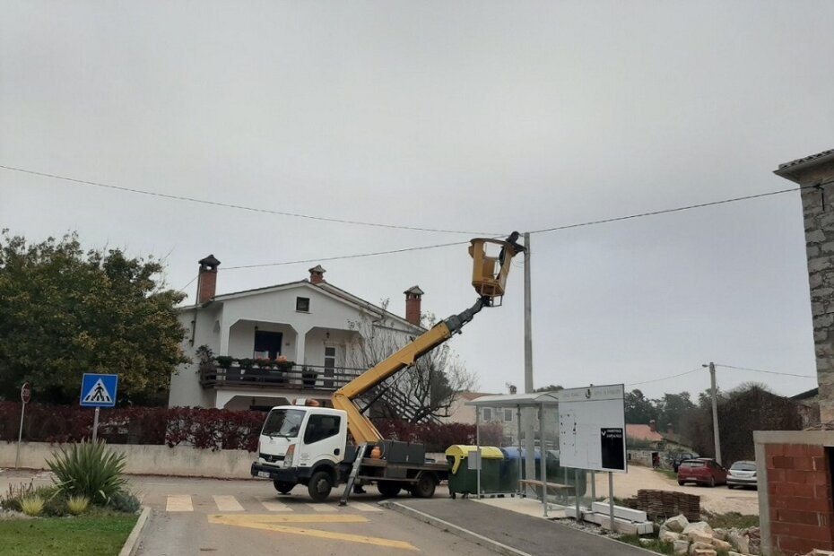 Foto: Postavljanje rasvjete u Vežnaverima