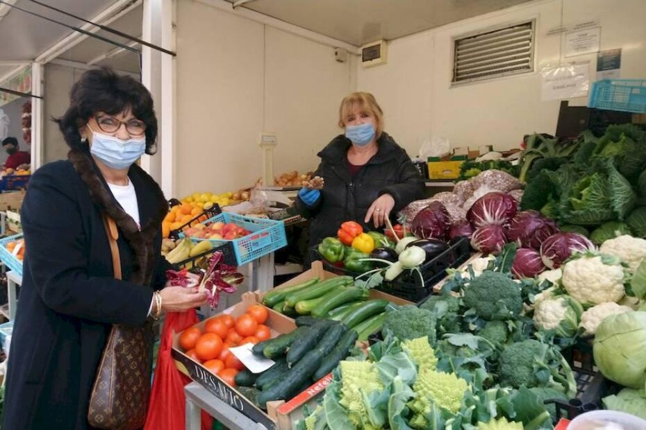 Gospođe Annamaria (kupuje) i Ana (prodaje)