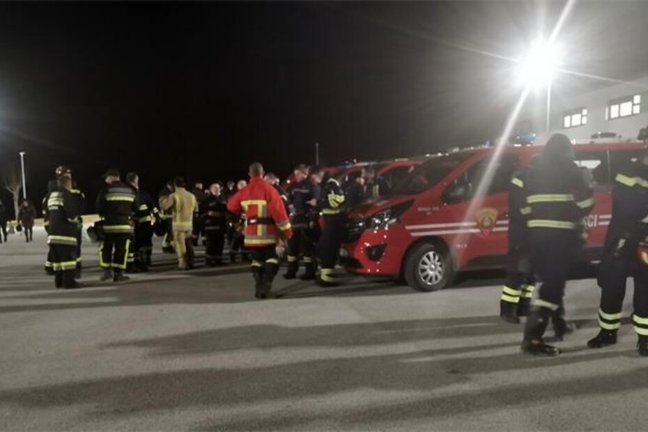 Vatrogasne snage u Petrinji