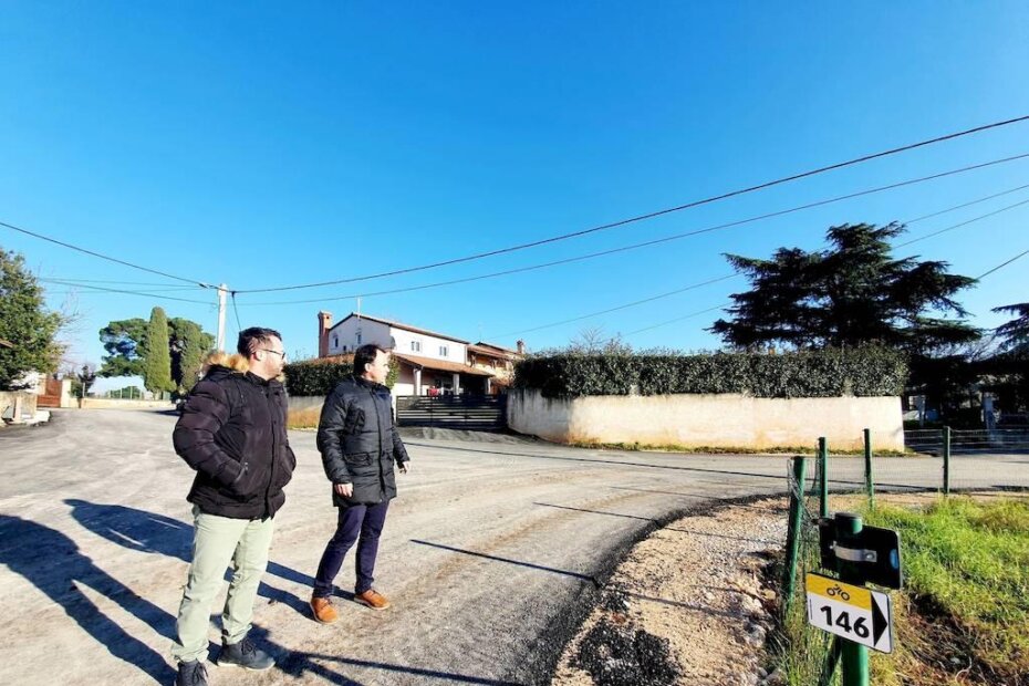 Danas su gradilište obišli gradonačelnik Poreča Loris Peršurić i stručni suradnik za izgradnju i održavanje komunalne infrastrukture Dalibor Radešić.