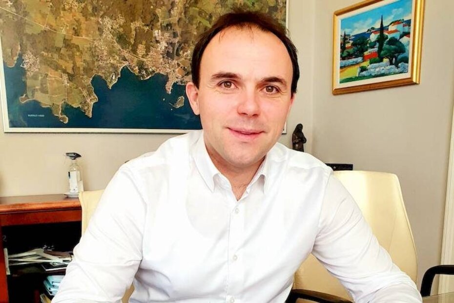Gradonačelnik Loris Peršurić potpisuje Europsku povelju o lokalnom radu s mladima