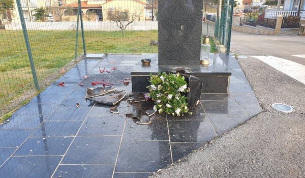 Vandalizirano postolje Marijinog kipa na Stanciji Vergotini