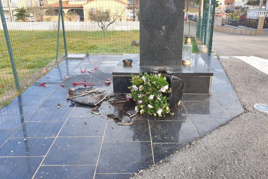 Otkinuta i razbijena vaza