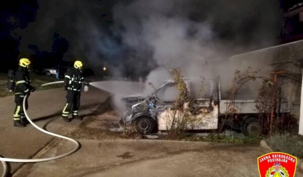 Noćas u Puli gorjela dva vozila