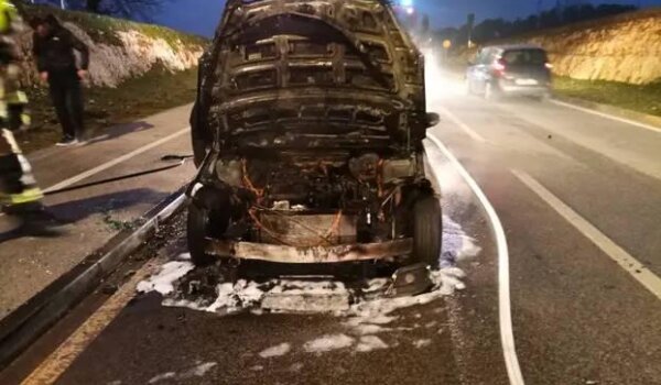 Poreč: Automobil se zapalio u vožnji