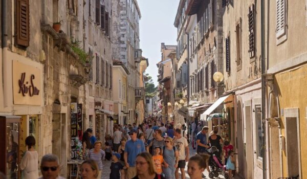 Objavljene upute za uvrštenje na listu prioriteta za cjepljenje turističkih djelatnika