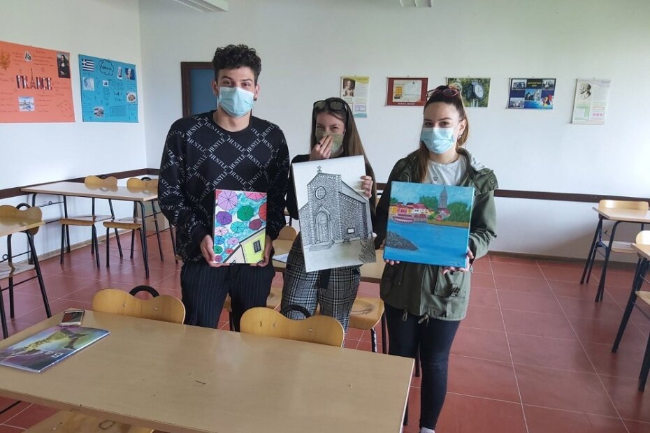 Foto: Učenici Emanuel Oplanić, Matea Šimić i Kristina Živić sa svojim radovima