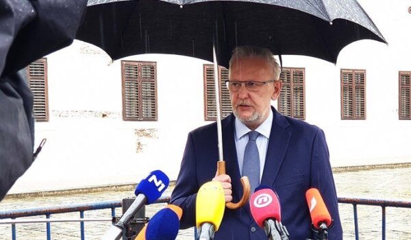 Božinović: Dopustit ćemo rad restorana unutra, duži rad kafića, veća okupljanja