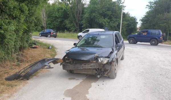 Vozač mopeda teško ozlijeđen u sudaru s automobilom