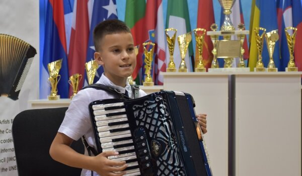 Porečan David Pršurić osvojio prvo mjesto na Danima harmonike