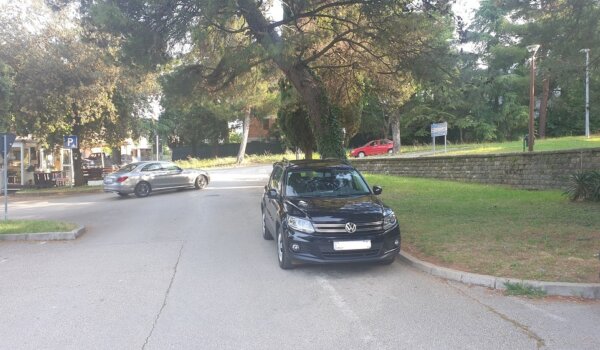Automobili i parkiranje u Poreču: Mogu li prometni redari riješiti baš sve probleme?