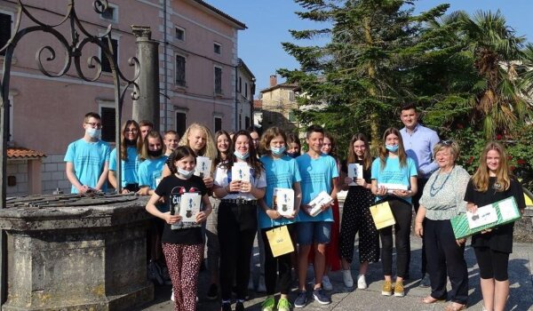 Vižinada: Načelnik primio uspješne đake, zlatna pera za Nevu Blažević i Natali Radešić