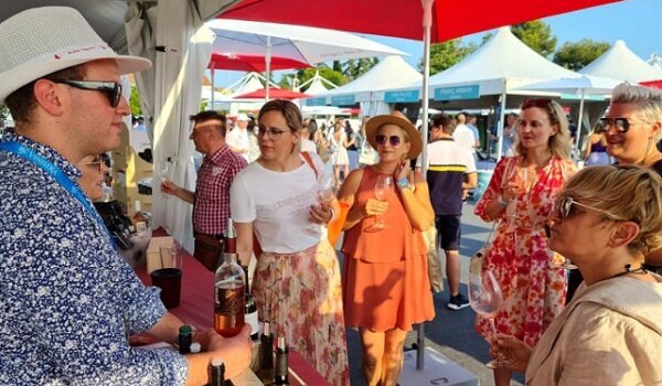 Vinistra u Peškeri: Brojni posjetitelji uživaju u najboljim vinima - najtraženiji malvazija, rose i pjenušci