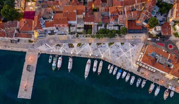 Suradnja lokalnih kreativaca: rasvjetne linije s QR kodovima na rivi pričaju povijest Poreča