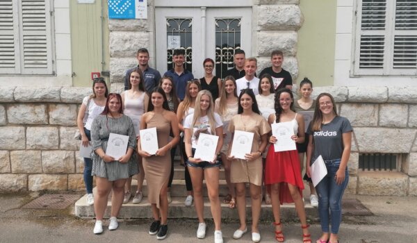 U Baloti održana promocija maturanata agrotehničara i ekonomista te najboljih učenika generacije