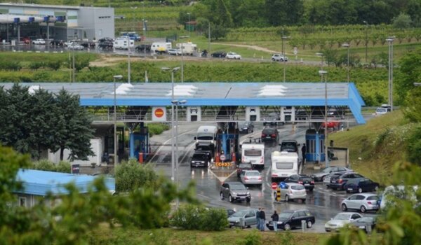 Došao na granicu s krivotvorenim registarskim oznakama