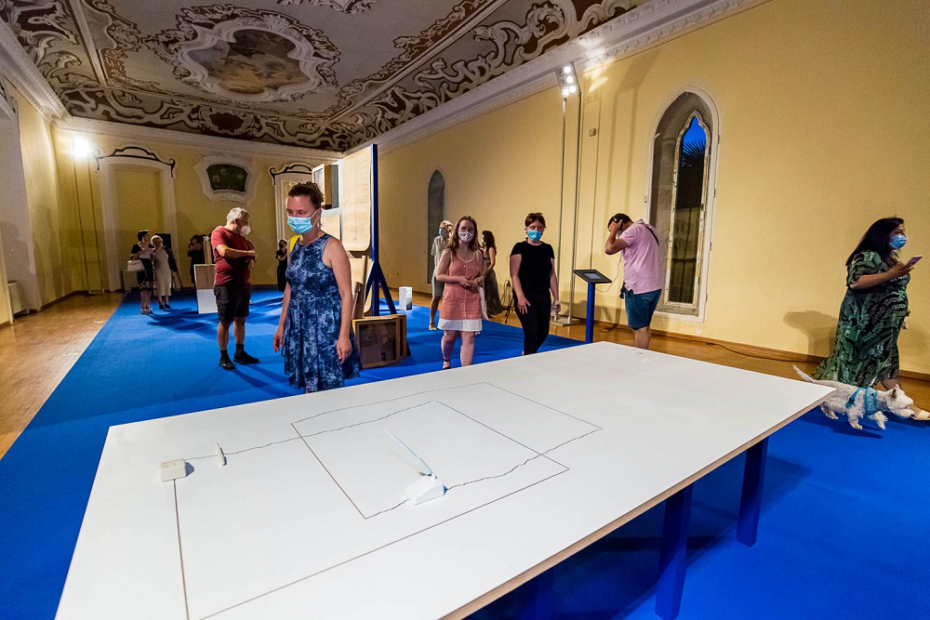 Izložba se bavi temom nepristupačnosti i bezličnosti birokracije (Foto: Andi Bančić)