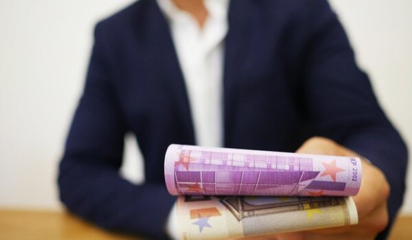 Što nakon prešutnog minusa? Problem banaka nije traženje profita već ustaljena praksa lova u mutnom