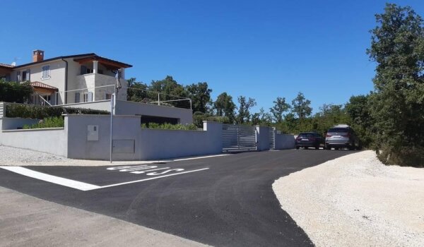 Ulica Piantade u Varvarima dobila asfalt i novu površinu za parkiranje