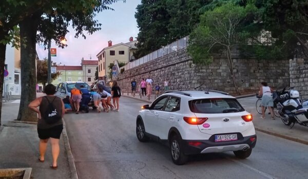U oku kamere: Gurali uzbrdo kako bi sklonili automobil s prometnice