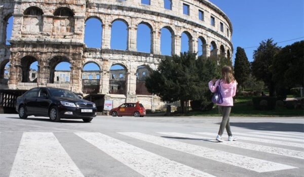 Pula: Pješakinja teško ozlijeđena u naletu automobila na obilježenom prijelazu