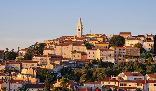 Sa sjednice Općinskog vijeća Vrsara: Općina kupuje prostor na Trgu Degrassi od Lagune Commerce u stečaju