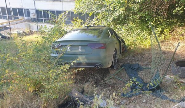 Poreč: S 1,63 promila alkohola u krvi razbio automobil, autobus i ogradu