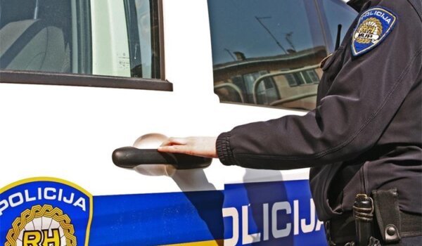 Vozio pijan bez dozvole: Zatražio od policajca da ga ne privodi pa mu prijetio