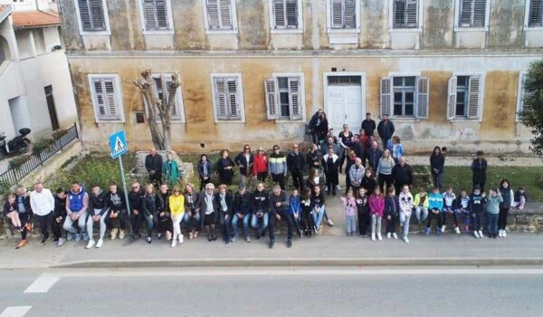Danas kreće obnova stare škole; Funtanjani se fotografirali za uspomenu