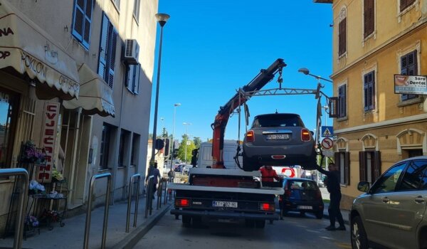 Foto: 'Pauk' opleo po autu na mjestu za osobe s invaliditetom