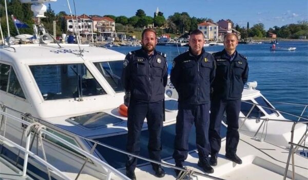 Pomorski policajci spasili posadu ribarice u plamenu