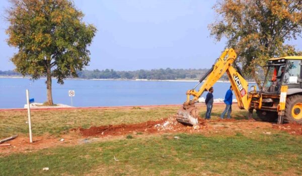 Plaža Materada Sjever do kraja godine sa sanitarnim čvorom, novim igralima i stijenom za penjanje
