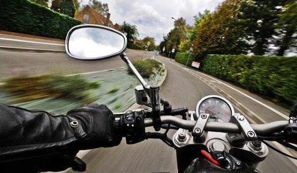 Nekoliko puta motociklom prošao kroz crveno svjetlo na semaforu, bježao policiji i završio na asfaltu