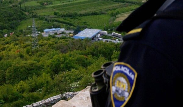 Uhvaćeni u prijevozu migranata: Pokušali pregaziti policajca, došlo do pucnjave i ozljeđivanja