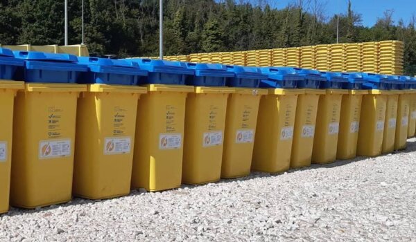 Podjela spremnika za odvajanje otpada u MO Žbandaj i Baderna