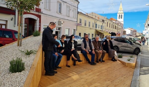 Poreč dobio prvi parklet u Hrvatskoj: Komadić kolnika Zagrebačke pretvoren u kutak za predah i druženje