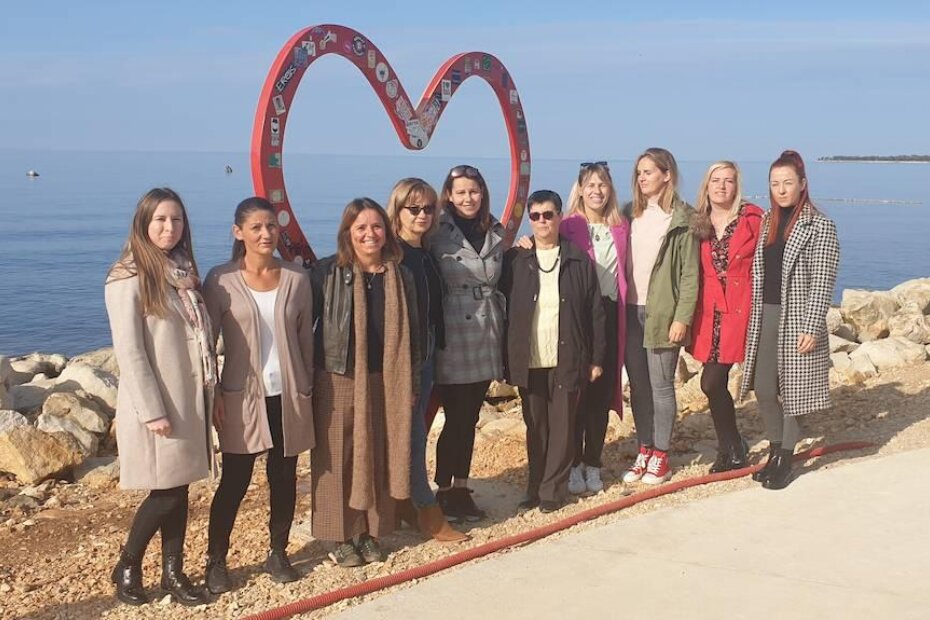 Volonterke na porečkoj Peškeri: Marina Samardžić, Hyrije Maksuti, Ingrid Šahta, Marica Šuran, Nataša Katica Tomaić, 
Ivana Brekalo Barun, Romana Kovačević, Marijana Vidović i
Tihana Bašić