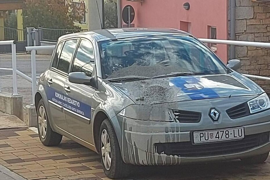 Vandalizirano službeno vozilo
Foto: Facebook