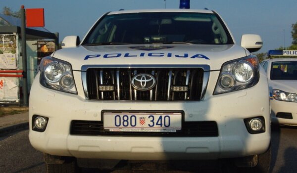 Policajci  jučer priveli osobu koja je vozilom pokušala pregaziti njihovog kolegu