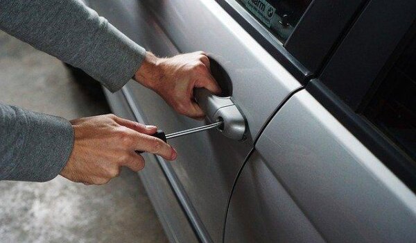 Dolijao kradljivac automobila i kasice s donacijama u Pošti Pazin