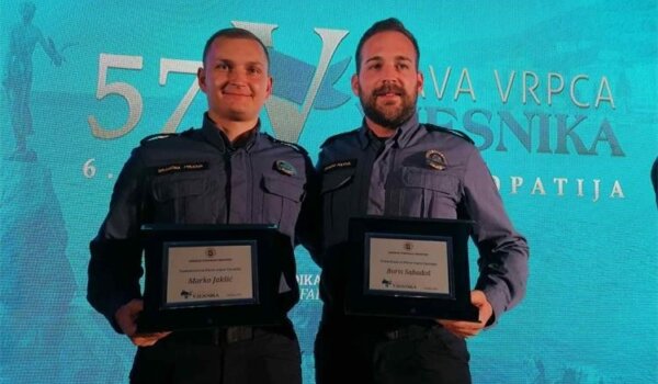 Plava Vjesnikova vrpca pulskim pomorskim policajcima