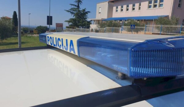 Kamenjem gađali policijski automobil, ozlijedili policajku