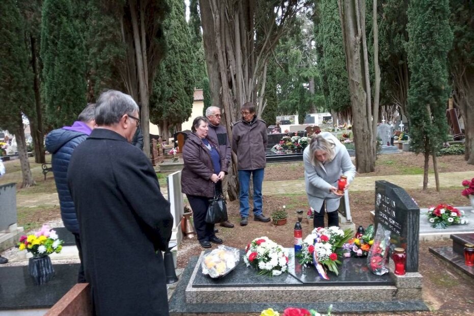 Polaganje vijenaca na groblju