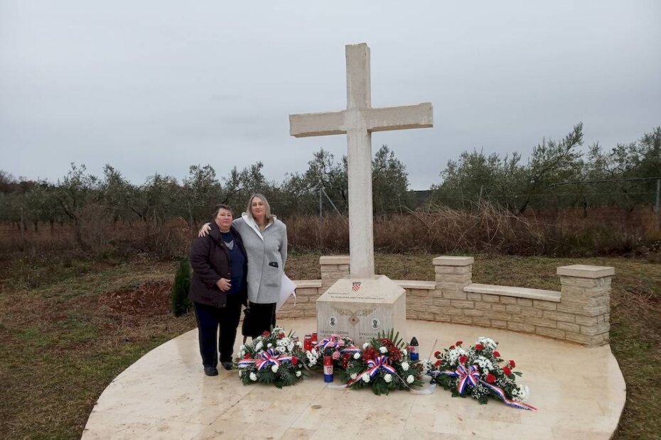 Garvanova supruga Katica i kćer Suzana na komemoraciji na aerodromu Crljenka