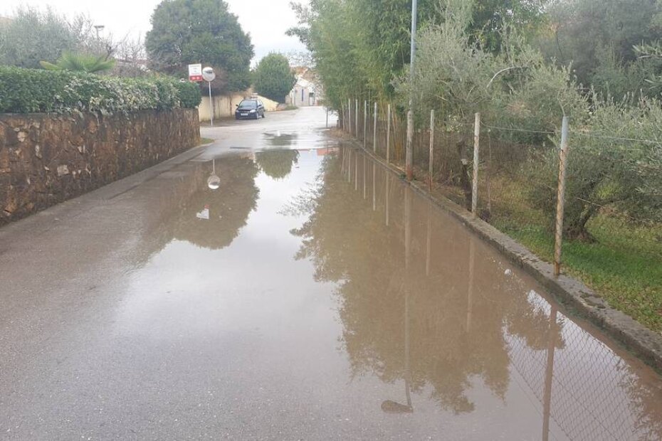 Nakon kiše, voda prekriva gotovo cijelu širinu ulice