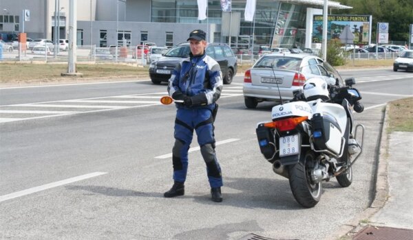 Drogiran i bez položenog ispita bježao policiji automobilom bez registarskih pločica