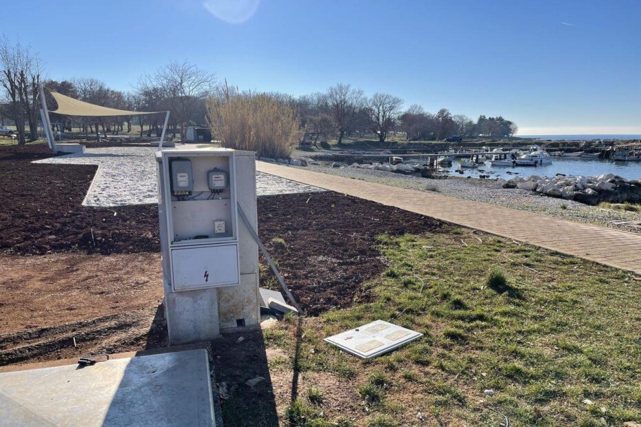 Razbijena vrata električnog ormarića